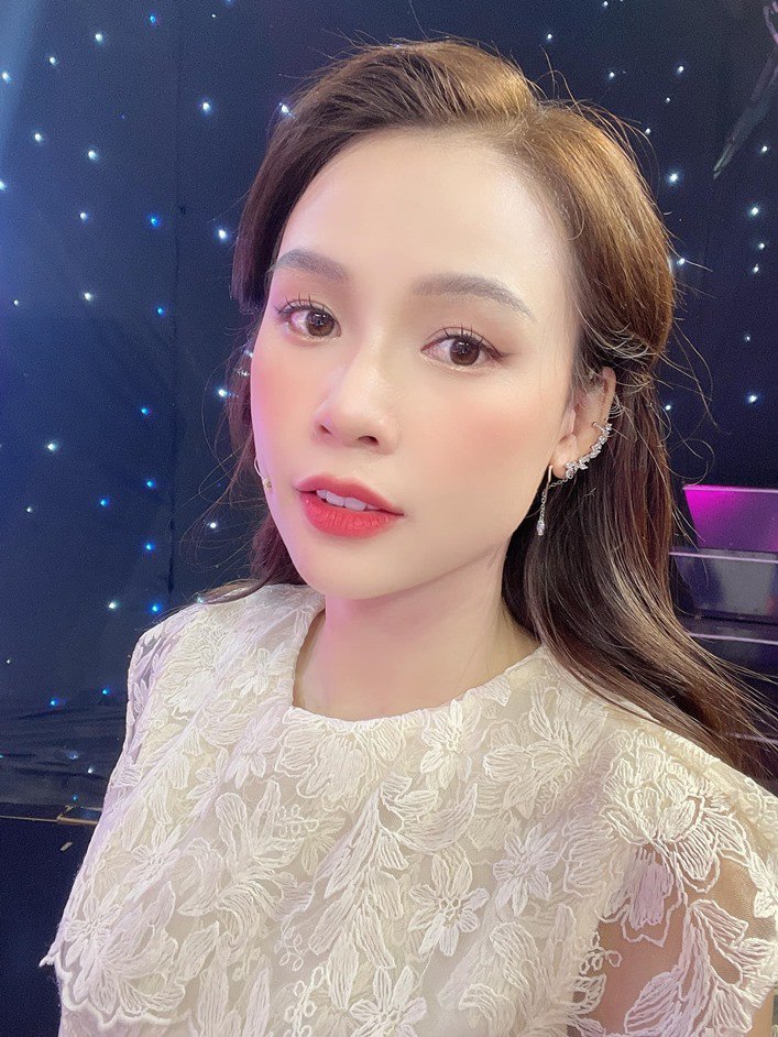 U30 thường không quá cầu kì trong gout make up, phần lông mày của cô luôn được vẽ rất nhạt. Bầu mắt chọn các loại phấn hồng đào, đặc biệt là Sam không hay chuốt mi mắt dưới.