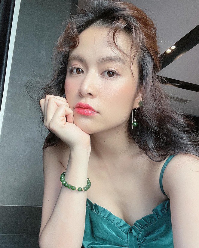 Cô gần như không kẻ mày mà chỉ chuốt mày cho cao lên, đồng thời không kẻ mắt mà chỉ kẹp mi, chuốt mascara. Nhiêu đó thôi cũng đủ khiến người hâm mộ mắt tròn mắt dẹt ngắm không ra thần tượng.