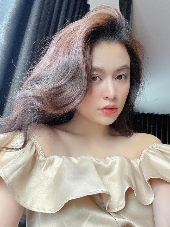 Nếu ngắm nghía mỹ nhân sinh năm 1988 trên trang cá nhân gần đây, nếu không quen, có lẽ không ai nhận ra cô bởi quá khác. Lược bỏ bớt các chi tiết ở phần mắt, môi trông Hoàng Thùy Linh xinh đẹp và trẻ trung không tuổi.