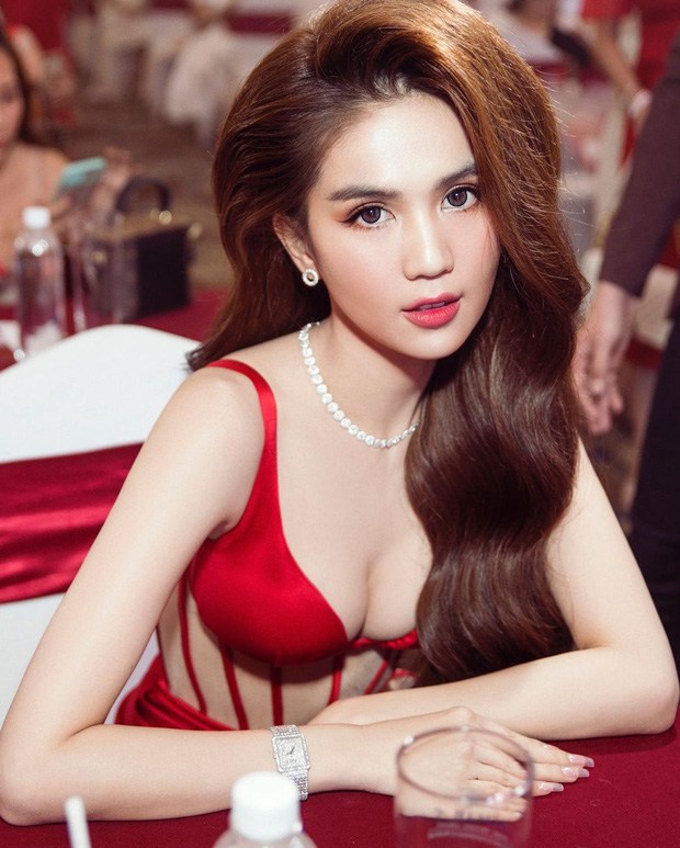 Lens mắt là món đồ tân trang nhan sắc bất kể cô nàng có biến hóa với phong cách nào. Đôi mắt to luôn là biểu tượng của sự ngây thơ, trẻ trung và Ngọc Trinh đã vận dụng điều đó rất linh hoạt.