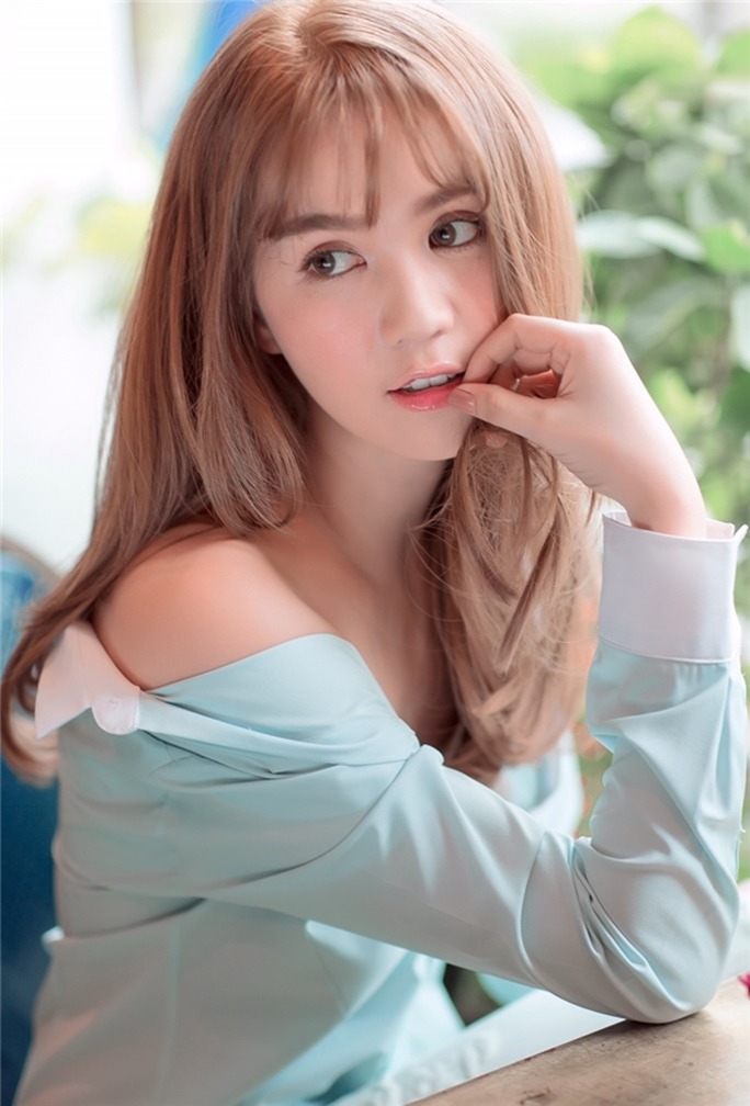 Ngọc Trinh không sở hữu nhiều lợi thế về các đường nét lai Tây như nhiều mỹ nhân khác. Cô nàng sở hữu phần cánh mũi dày, khuôn mặt tròn trịa như trăng rằm. Dẫu vậy, cô lại có lợi thế về đôi mắt. Ngọc Trinh sở hữu hốc mắt khá sâu và luôn gây chú ý bởi lens mắt to tròn.