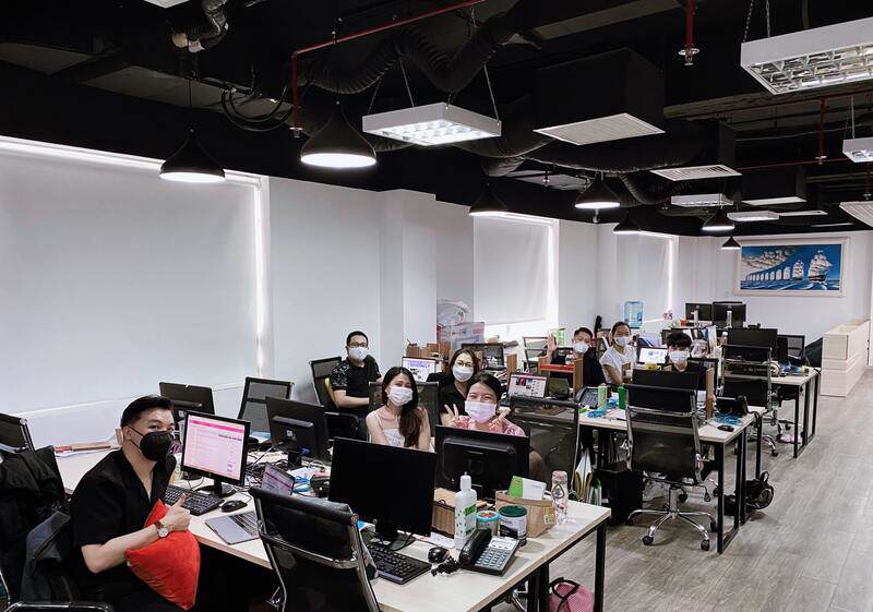 Các công sở Sài Gòn bừng sức sống chào đón ngày thành phố quay lại trạng thái bình thường mới.