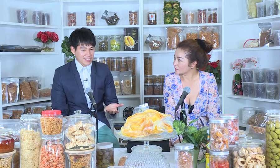 Phùng Ngọc Huy hiện đang sống tại Mỹ. Mỗi ngày, công việc chính của anh là livestream bán đồ ăn online trong thời gian dịch bệnh. Thỉnh thoảng, anh cũng đi hát để đỡ nhớ nghề.