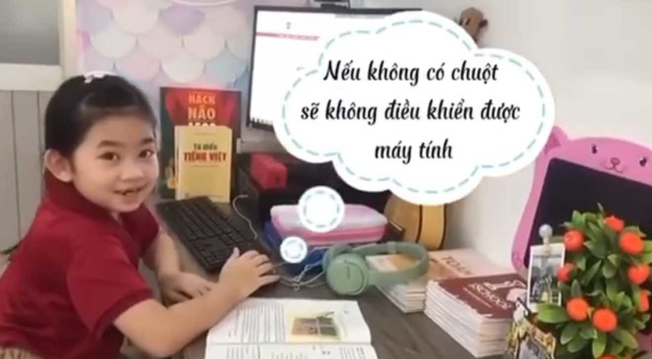 Bé Lavie hiện đang ở chung với 2 cô bảo mẫu. Cô bé càng lớn càng dạn dĩ, hoạt bát và lanh lợi.