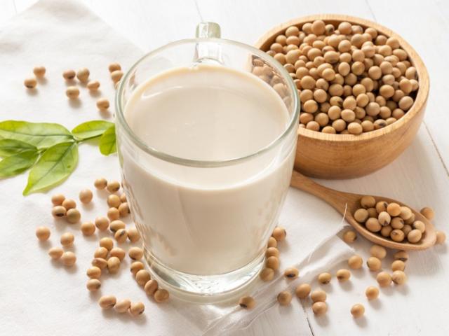 Không nên uống sữa đậu nành với gì để tránh độc? Ai không nên uống sữa đậu nành?