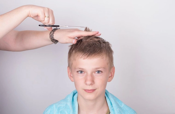 Hướng dẫn cách cắt tóc undercut cho bé trai tại nhà siêu đơn giản - 5