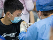 Sức khỏe - Người chưa tiêm vắc-xin giảm tới 97% nguy cơ nhiễm COVID-19 nếu mọi người trong nhà đã chích ngừa