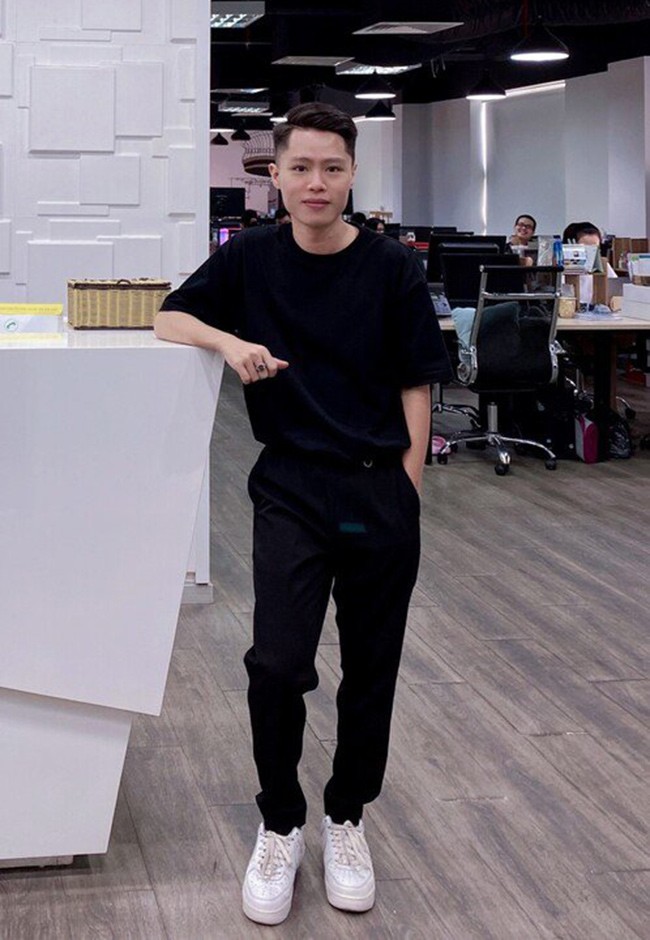 Nhận được thông báo có thể quay trở lại công ty làm việc, anh Trần Quang Huy đã vui mừng từ rất sớm, trước cả khi chính thức được lên văn phòng. Ảnh: NVCC.