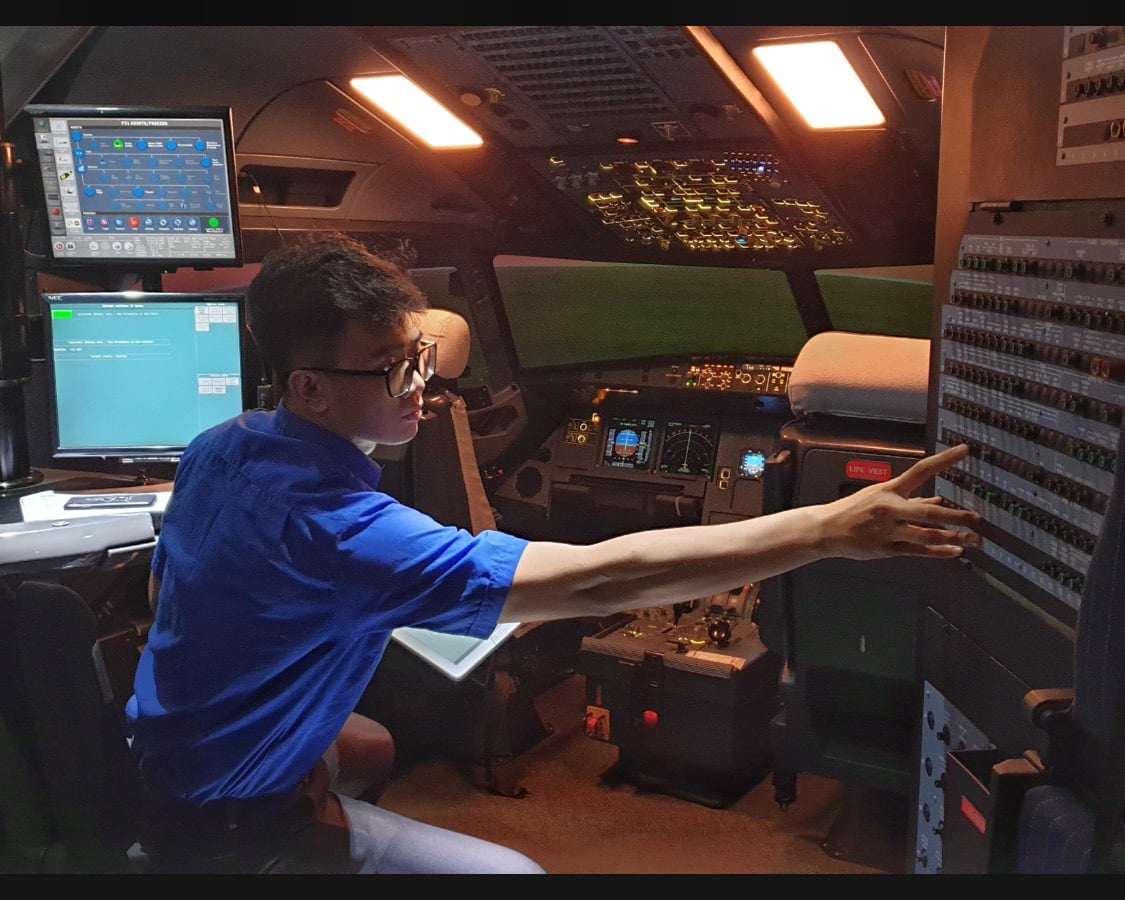 Chàng kỹ sư Khắc Duy đang làm việc tại Trung tâm Huấn Luyện Bay của Vietnam Airlines. Ảnh do NVCC. 