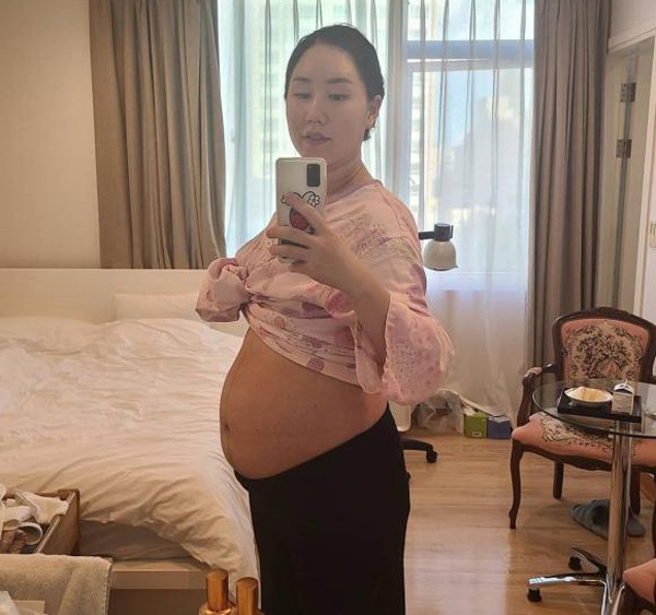 Mang thai nặng hơn 1 tạ, nữ ca sĩ làm dân tình ngậm ngùi khi vén áo sau sinh - 3