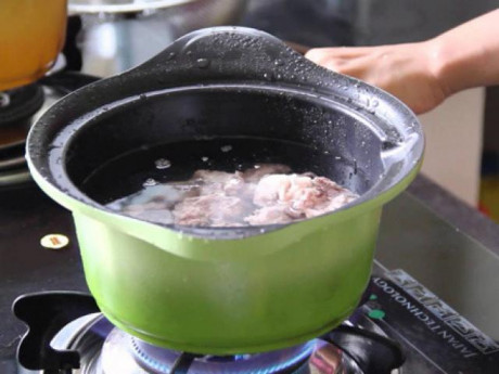 Có nên nghe theo lời khuyên ninh xương lấy nước nấu cháo để con mau biết đi?