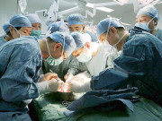 Bà bầu - Xem sổ khám, bác sĩ đẩy vội mẹ bầu vào phòng mổ, suýt ngất khi rạch tử cung ra