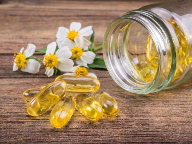 Phụ nữ mách nhau dùng vitamin E để trẻ-đẹp, liệu có tác dụng? Những ai không nên uống vitamin E?