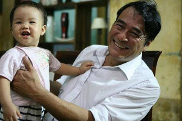 NSND Mạnh Cường hiện đã lên chức ông và sống bình yên bên vợ con.