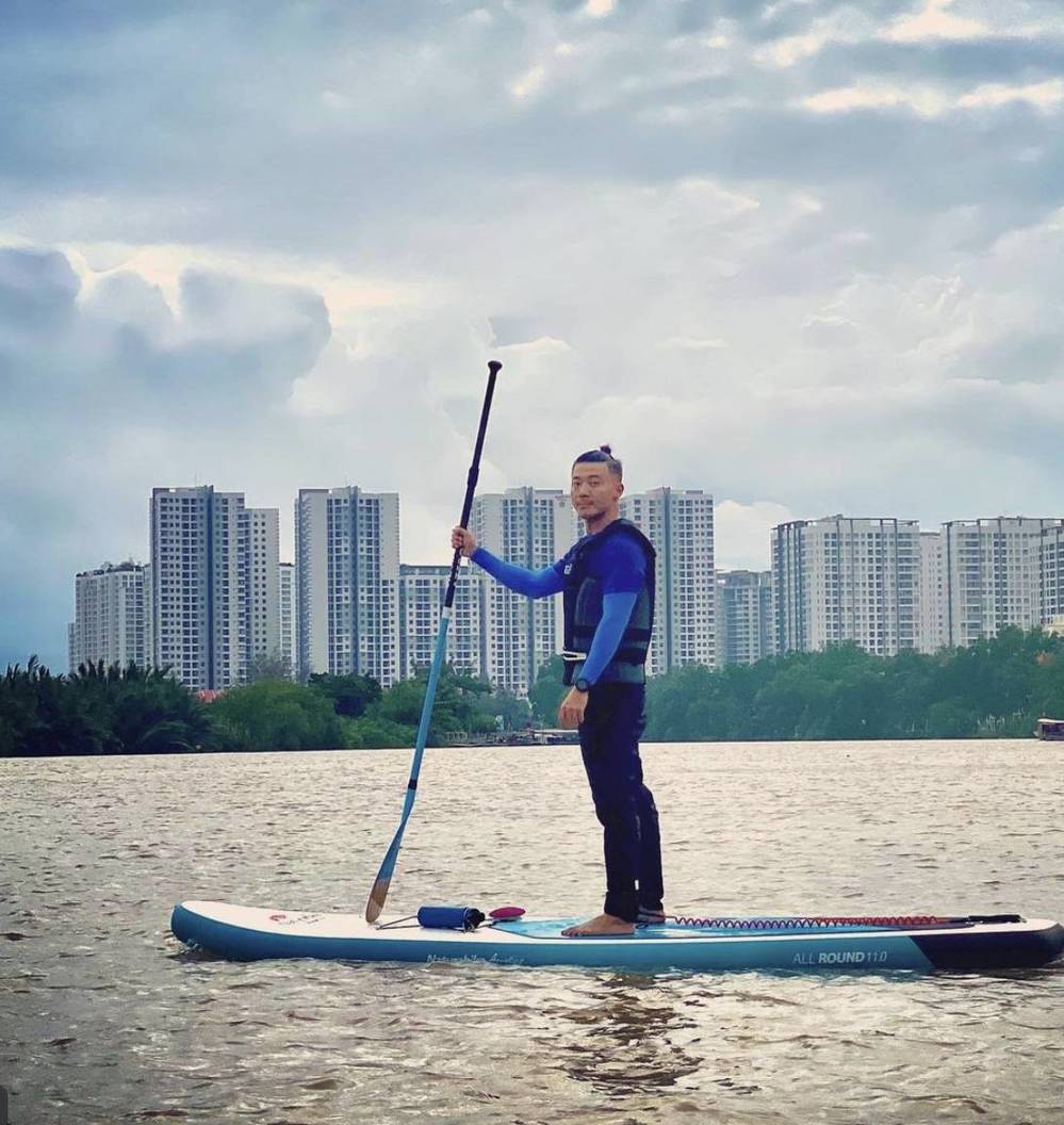 Trên trang cá nhân, những hình ảnh về những chuyến du lịch, clip chơi đàn, chạy bộ, bắn cung hay thói quen nấu ăn đều được đăng tải công khai. (Ảnh: FBNV)