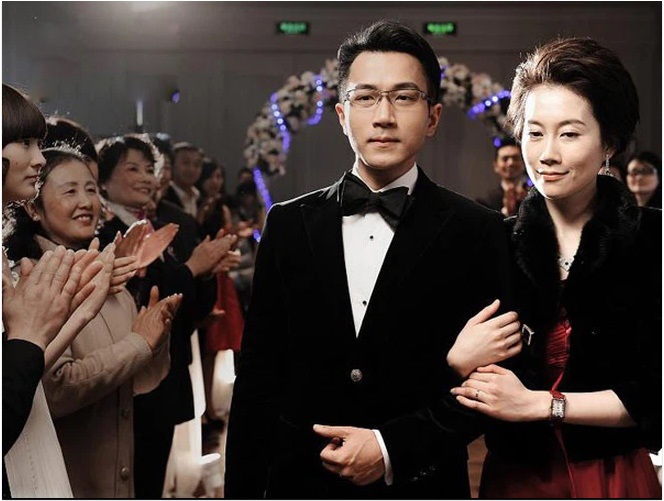 Cô nổi bật bên cạnh Lưu Khải Uy.