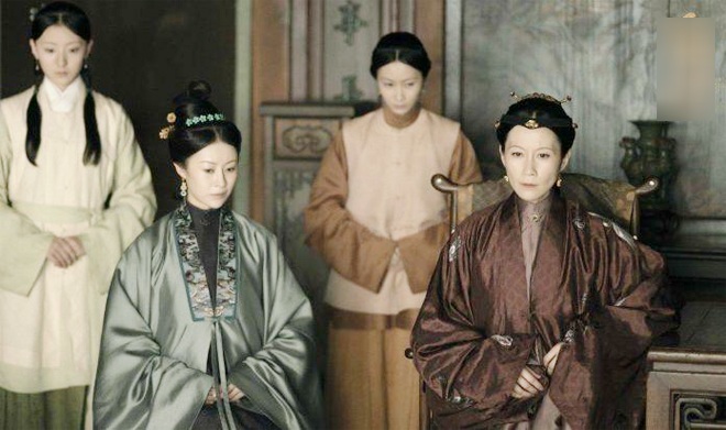 Ở tuổi 44, cô bắt đầu đóng mẹ của nhân vật chính.