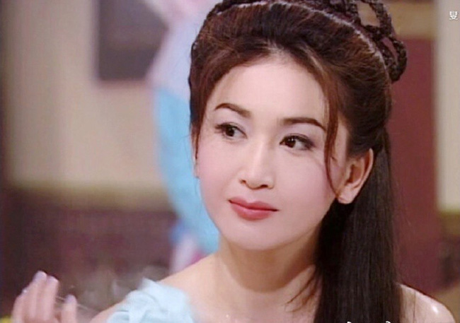 Nữ hoàng phim 18+ Phan Kim Liên U60 trẻ đẹp, đỏ mặt cảnh thân mật quá đà bên con trai - 1