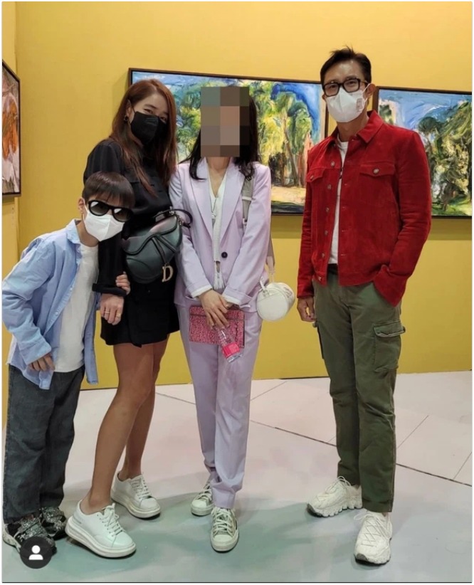 Mới 6 tuổi, con trai của Lee Min Jung đã cao lớn gần tới vai mẹ.