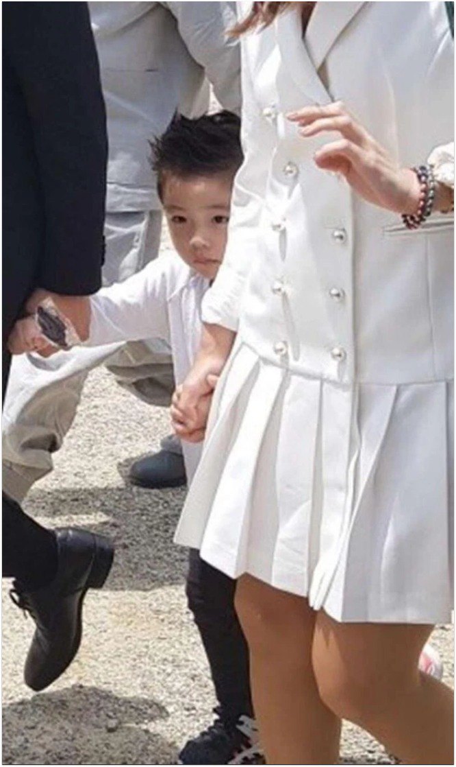 Cậu bé được khen đáng yêu.