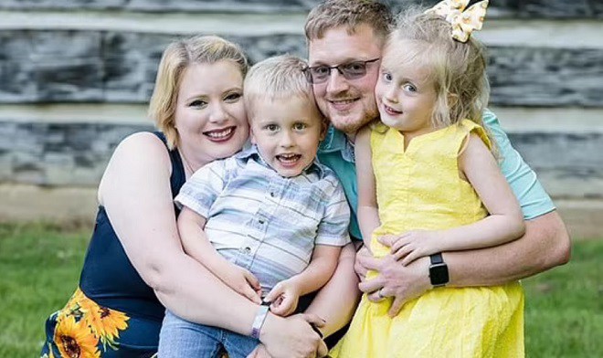 Vợ chồng nhà Price và hai con. Ảnh: Facebook.