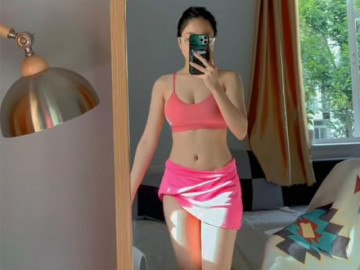 Mặc váy ngắn thôi chưa đủ, Trâm Anh cứ phải vén lên cao khoe đùi mới chịu