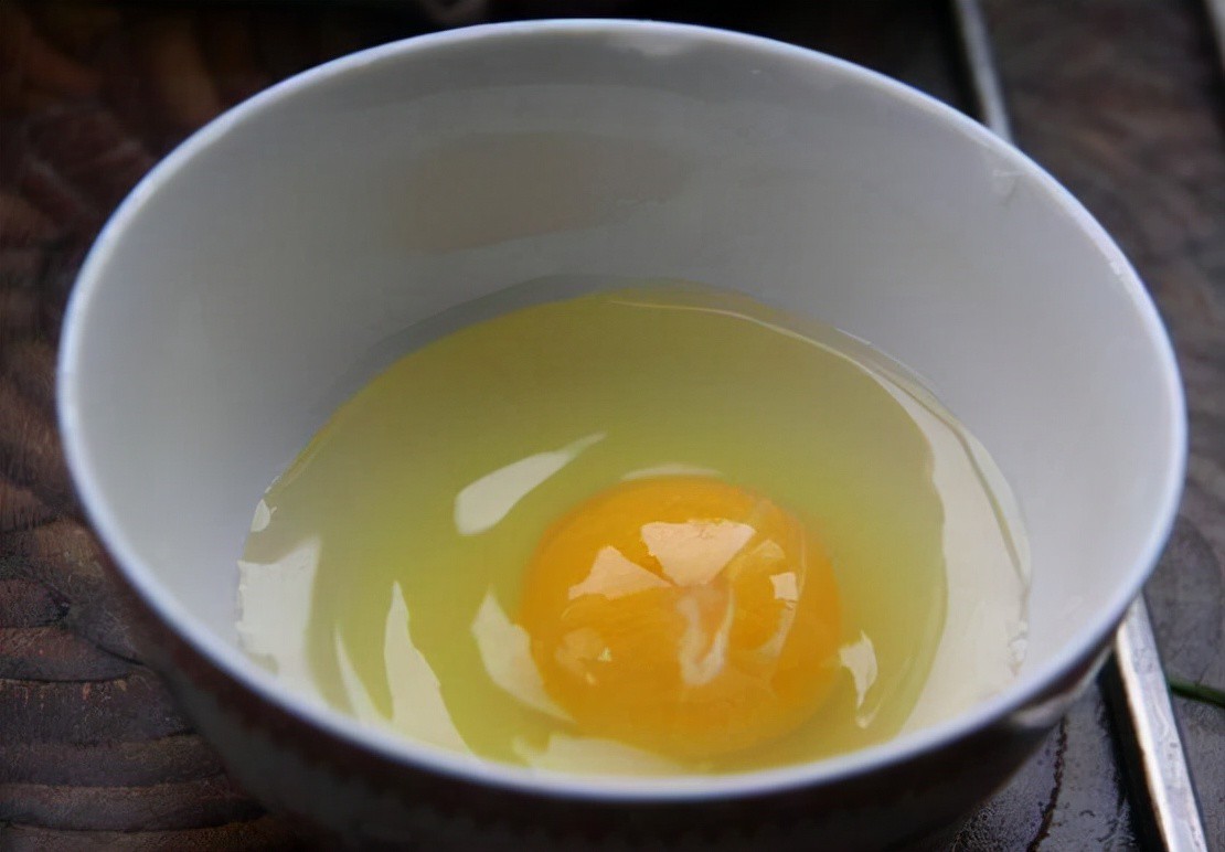 Chần trứng, thật sai lầm khi thả luôn vào nước sôi, thêm động tác này trứng ngon không sủi bọt - 3