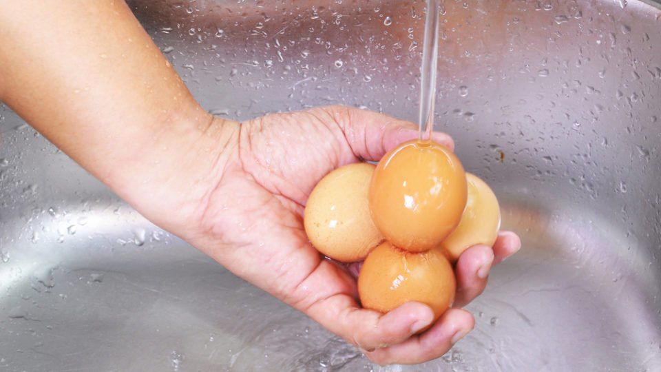 Chần trứng, thật sai lầm khi thả luôn vào nước sôi, thêm động tác này trứng ngon không sủi bọt - 1