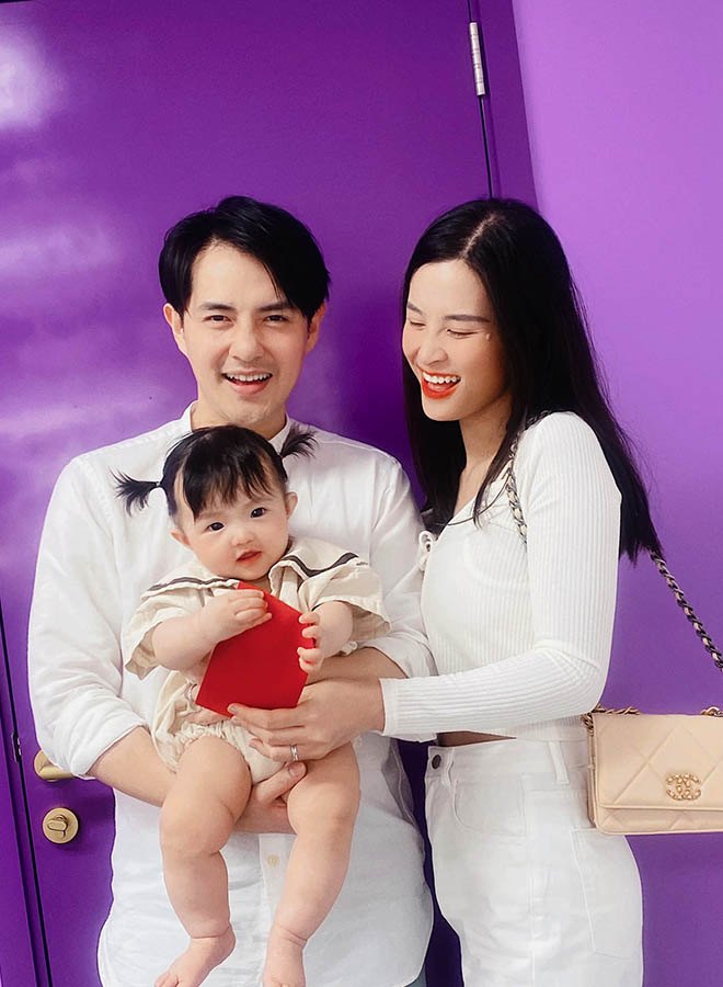 Con gái Đông Nhi tiếp tục ra rìa trong ảnh mới của bố mẹ, nhìn biểu cảm thấy thương - 11