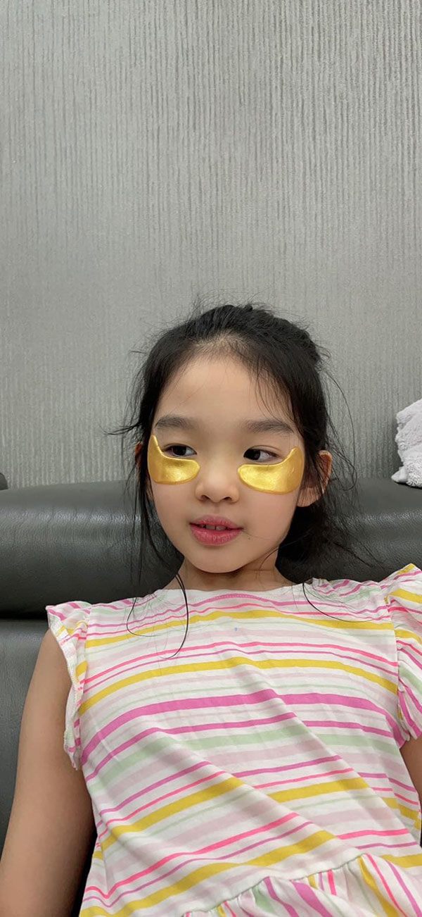 Con gái Xuân Lan đắp mặt nạ mắt vàng 24K sang chảnh như người lớn - 3