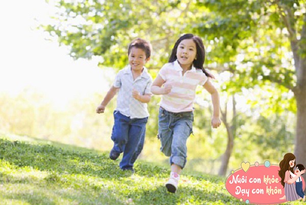 Khuyến khích trẻ thường xuyên tập thể dục, thể thao để tăng cường sức khỏe, cải thiện tinh thần, giúp trẻ ngủ ngon và sâu giấc hơn.