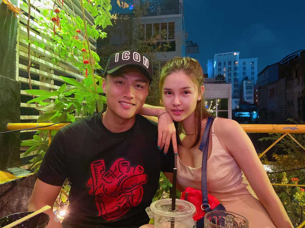 Trước khi trở thành vợ chồng, Mạc Hồng Quân - Kỳ Hân chịu không ít điều tiếng không hay khi đến với nhau. Chân sút đình đám từng có mối tình với Ly Kute.