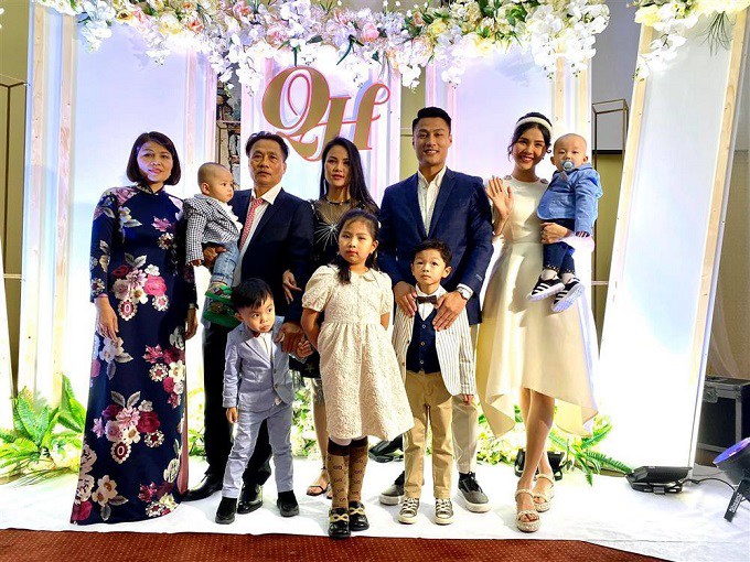 Cựu người mẫu diện trang phục khá đơn giản trong lễ báo hỷ, đồng thời tổ chức tiệc thôi nôi sớm cho con trai Dưa Hấu. Sau đó, Kỳ Hân sẽ trở về Việt Nam cùng với ông xã.