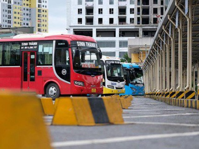 Bến xe Hà Nội vẫn đóng cửa, hành khách tới rồi lại quay về
