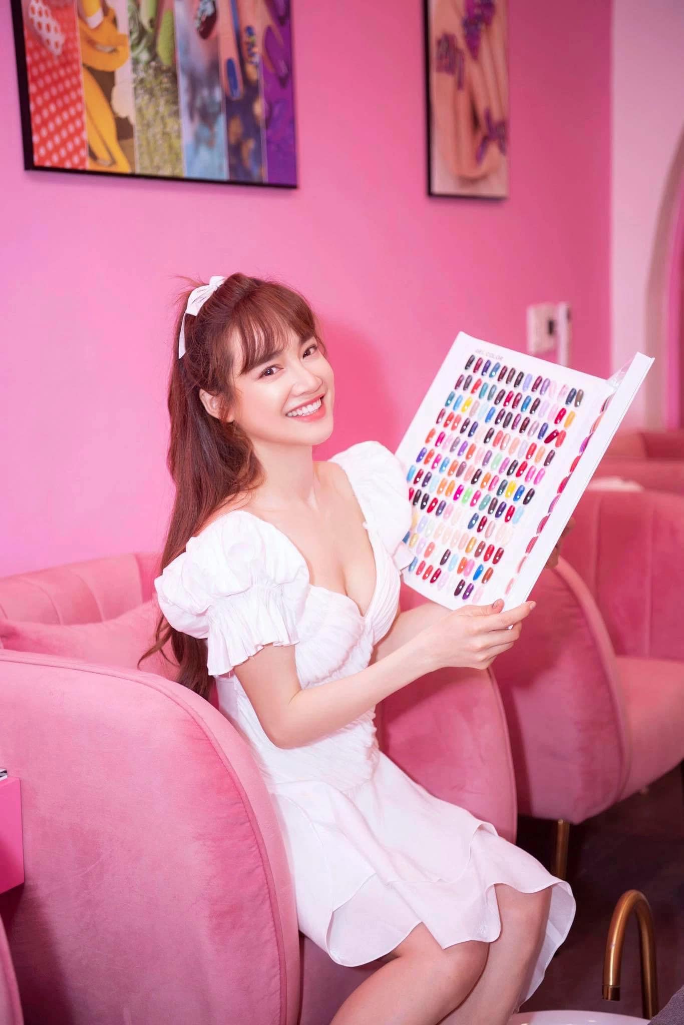 Đã amp;#34;đầu 3”, mẹ bỉm Nhã Phương vẫn mê đeo nơ, cân đẹp kiểu tóc làm chị em hói đầu - 6