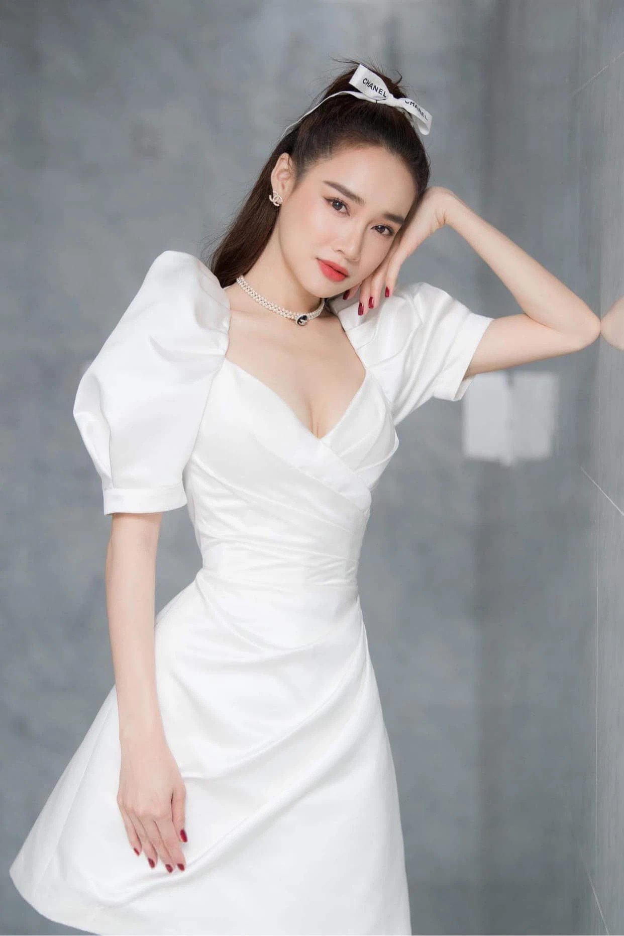 Đã amp;#34;đầu 3”, mẹ bỉm Nhã Phương vẫn mê đeo nơ, cân đẹp kiểu tóc làm chị em hói đầu - 14