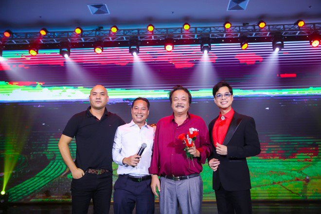 A Tuân tiết lộ cách sống của amp;#34;giới siêu giàuamp;#34; qua ca khúc mới - 3