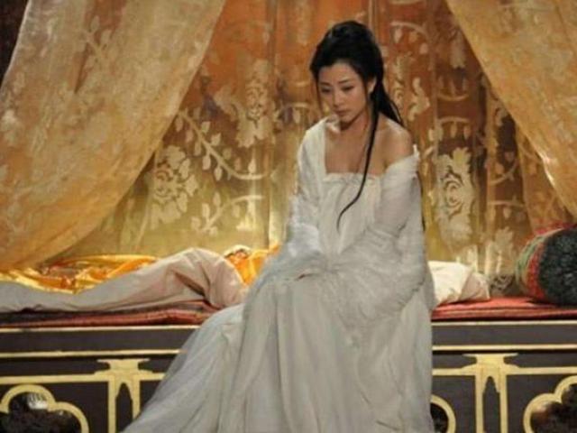 Thanh gỗ lạ trên đầu giường hoàng đế khiến các phi tần hàng đêm run rẩy khiếp sợ