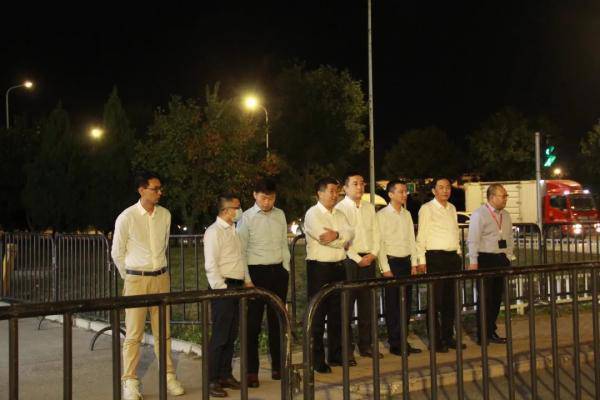 Dàn lãnh đạo hãng hàng không Trung Quốc đứng ngoài trời rét 0 độ C ở Bắc Kinh.