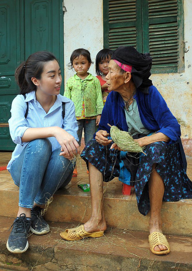 Cười ngất cảnh sao Việt đi làm ngày lạnh: hoa hậu lội mưa, á hậu đi vớ với guốc - 5