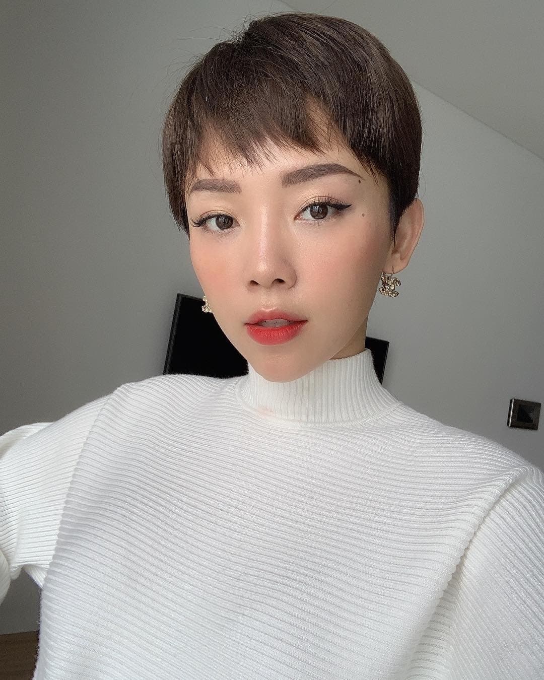 Đông Nhi đổi mới amp;#34;giao diệnamp;#34; với kiểu tóc thời đôi mươi, mẹ bỉm sữa như gái lạ bên chồng - 11