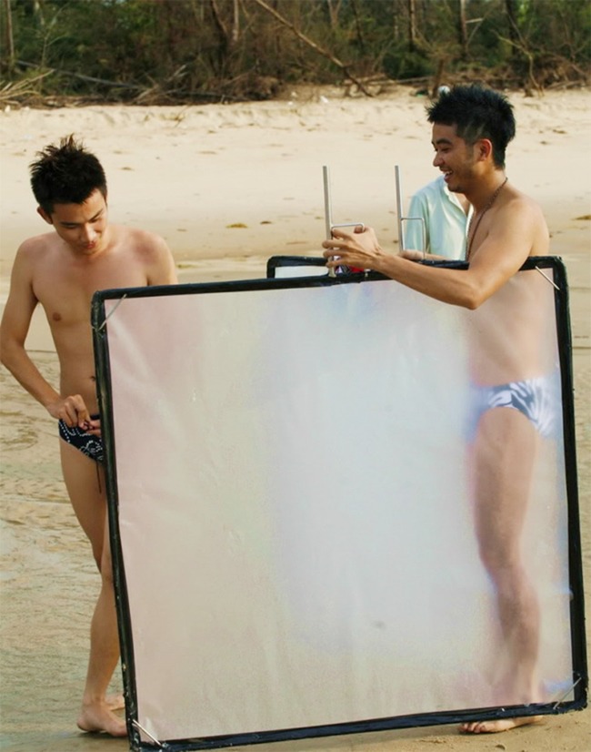 Cảnh thay đồ của Chí Thiện trong hậu trường phim Bỗng Dưng Muốn Khóc.