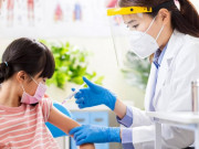 Sức khỏe - Vì sao trẻ cần được theo dõi cẩn trọng hơn sau tiêm vắc xin phòng COVID-19 so với người lớn