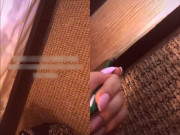 Tin tức - Thuê khách sạn thấy sàn nhà bất thường, cô gái cạy lên phát hiện điều không tưởng