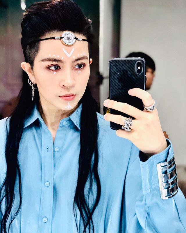 Đa số những lần trước, Gil Lê thực hiện biện pháp sử dụng tóc kẹp nửa đầu hoặc tóc cột. Trong khi đó, phần tóc ở đỉnh đầu và trước mặt vẫn được giữ nguyên. Do đó, diện mạo của MC vẫn rất bánh cuốn.