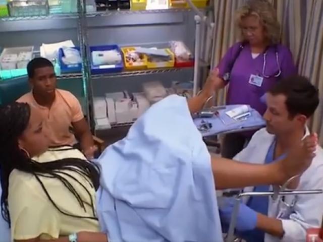 Sau khi lén quan hệ trong tủ, cô gái kinh hãi khi bạn trai nói vùng kín bị lộn ngược