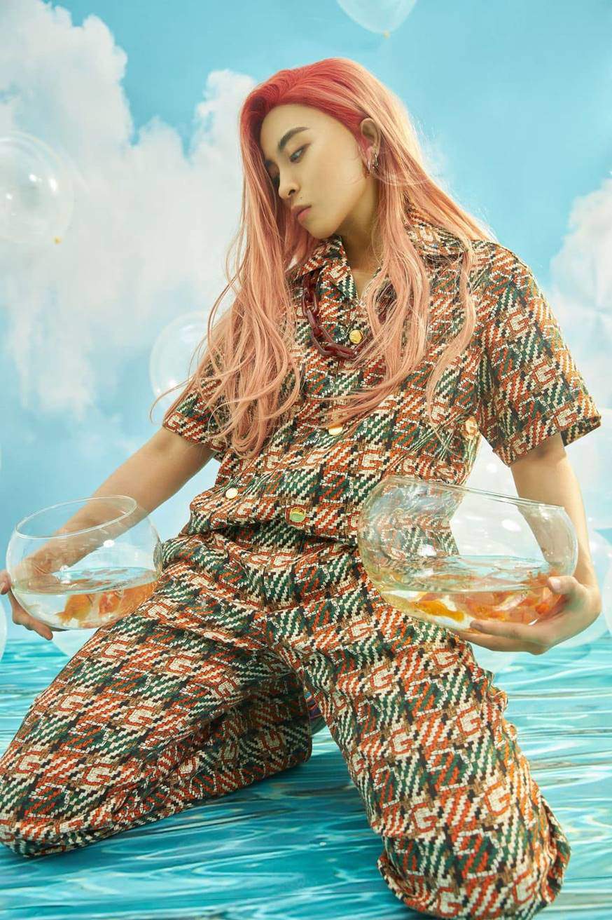 Giọng ca Sao người ta nỡ làm mình đau chụp hình thời trang với trang phục đến từ nhà mốt Gucci. Thương hiệu Pháp vốn nổi tiếng với các họa tiết monogram nên tạo hình của Gil Lê lần này phải thay đổi, tông xuyệt tông với BST.