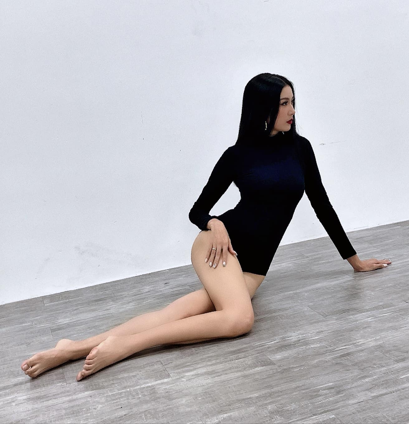 Về hình thức vận động, cô chọn tập yoga và duy trì việc tập luyện rất đều đặn từ lúc mang thai đến bây giờ. Nếu có thời gian rảnh, cô thường đi bộ, chạy bộ xung quanh nơi sinh sống.