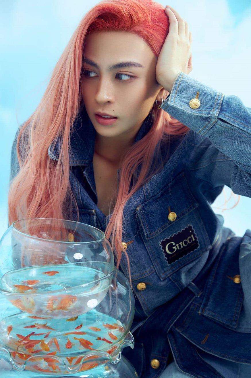 Bên cạnh cảm giác có đôi chút gì đó không quen thuộc với mái tóc dài, mái tóc giả của Gil Lê còn khiến nhiều người cảm thấy khó chịu vì nó... giả quá. MC gameshow truyền hình cũng nhận biết được điều đó mà thường tạo dáng dùng tay để che đi đường chân tóc.