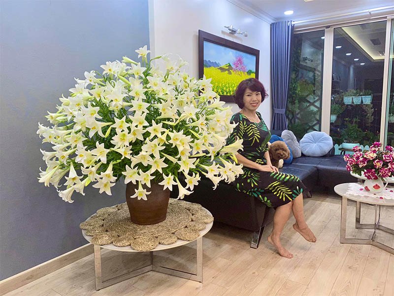 Mẹ Việt cắm trăm bình hoa mỗi năm, tự tìm niềm vui mỗi ngày mà không cần quà cáp - 2